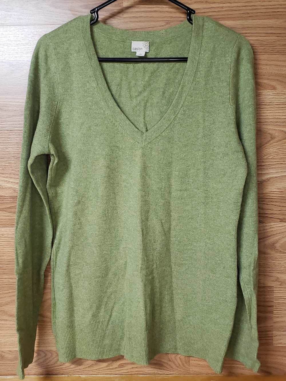 Caslon Light Green V-Neck Sweater Size L